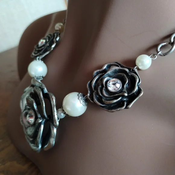Elegant Silver Rose & Pearl pre-owned Accent Necklace - Picture 4 of 6